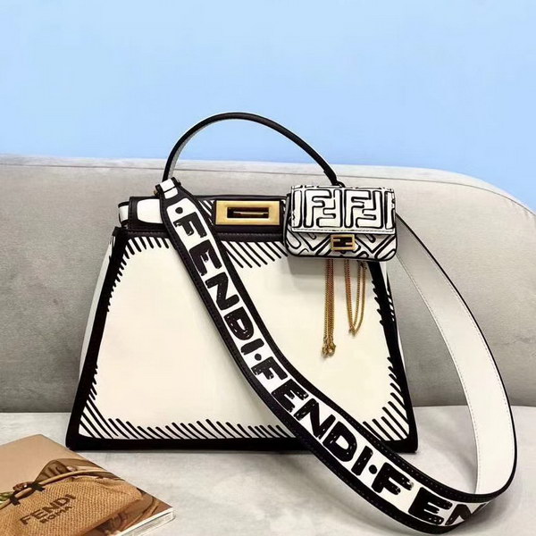 【原版皮】芬迪/Fendi 加州天空系列手Peekaboo手袋，白色皮革材质，以对比鲜明的黑色图形轮廓为特色，营造出二维效果，两侧则缀以经典的扭锁，内衬饰有黑色图形轮廓，构成FF图案，挂饰，字母肩带需另行购买，款号： 8306M