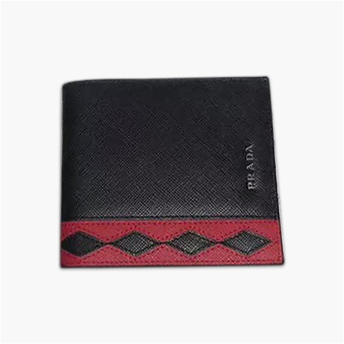 【原版皮】普拉达/Prada 短款钱夹，选用十字纹牛皮裁制而成，饰以菱形拼色，精湛走线均匀整齐，油边顺滑，款号：2M0513