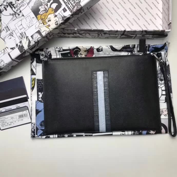 【原版皮】普拉达/Prada 男士手包，选用十字纹小牛皮镶嵌彩带鳄鱼纹裁制而成，经典之作，简单时尚，款号：2NG005