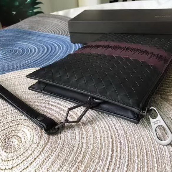 【原版皮】宝缇嘉/Bottega Veneta 手包，经典爆款，选用打蜡牛皮裁制而成，点缀刺绣格纹图案，款号：30629