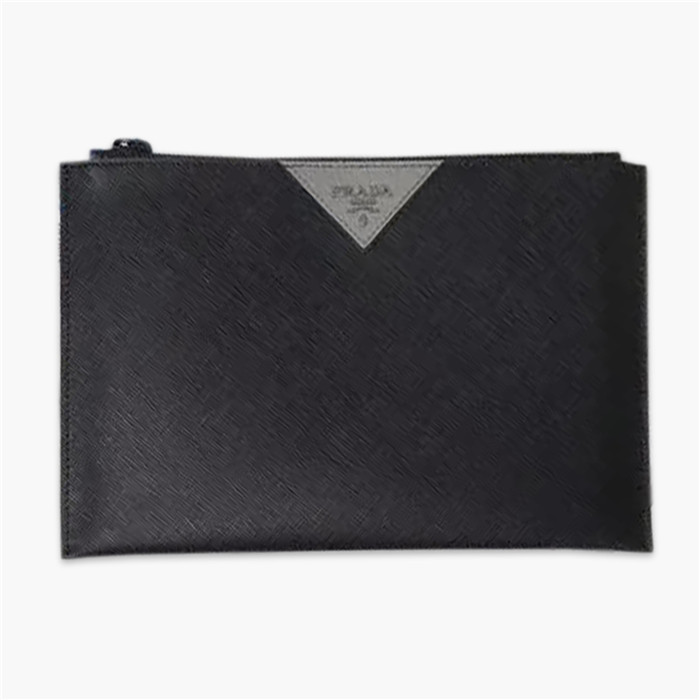 【原版皮】普拉达/Prada 男士手包，选用十字纹小牛皮裁制而成，正面点缀品牌三角散字徽标，款号：2NG05V