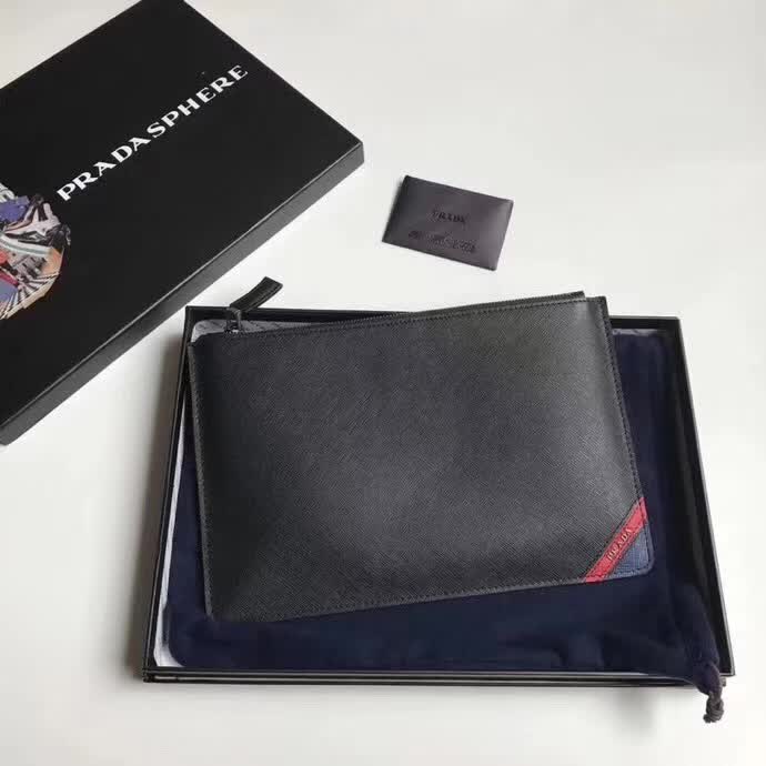 【原版皮】普拉达/Prada 男士手包，选用十字纹小牛皮裁制而成，边角点缀拼色皮革字唛徽标，款号：2NG005