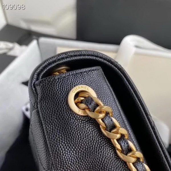 【原版皮】香奈儿/Chanel 新款口盖包，选用牛皮颗粒经过特殊工艺抛光，皮面略微亮闪闪，增加了耐磨度同时又超质感，经典的菱格纹设计，双C纽扣设计，19的皮穿金属粗链条，款号：AS1895