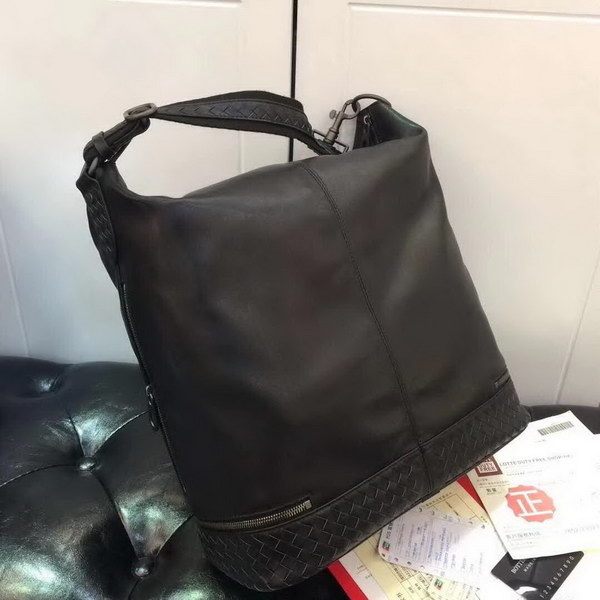 【原版皮】宝缇嘉/BV 男士肩背包，采用南韩软皮，柔软的hobo包造型贴合身形，半部分以手工编织制作，肩背或斜挎方式舒适携带，款号：80188805