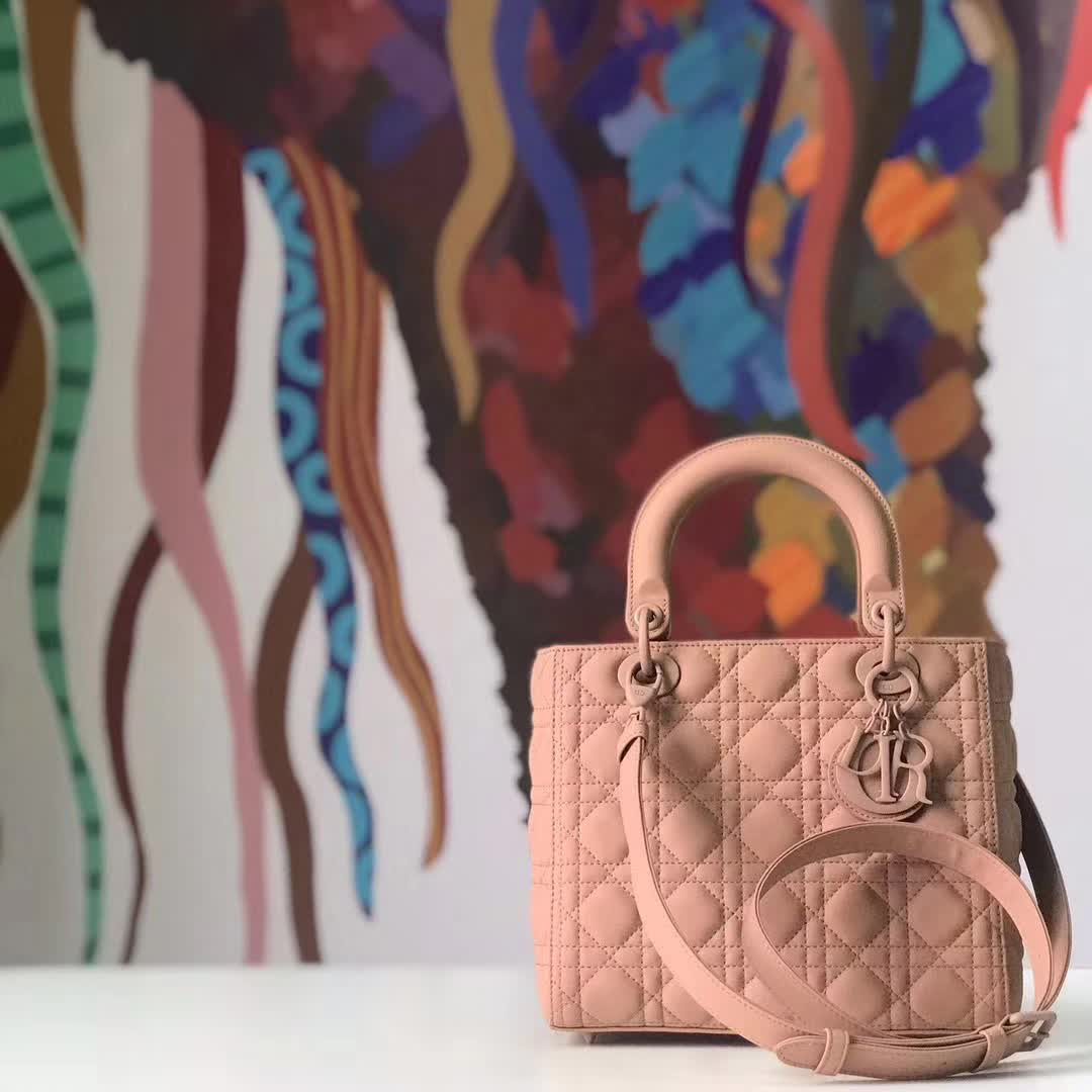 【原版皮】迪奥/Dior 戴妃包，磨砂系列，选用小牛皮绗缝藤格纹，饰有 Ultra matte 饰面金属配饰