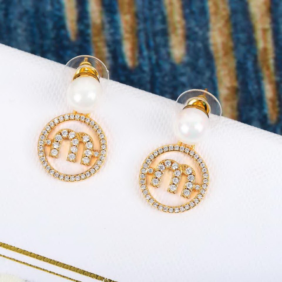 20秋季最新专柜款-缪缪Miu Miu2020新款珍珠MLOGO耳环，miumiu家的耳环都比较小女人哦，而且也很气质