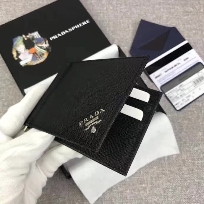 【原版皮】普拉达/Prada 金属钱夹，选用十字纹小牛皮裁制而成，边角饰三角散字徽标，款号：2MN077