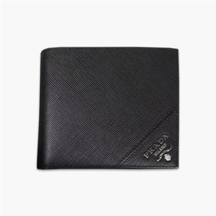 【原版皮】普拉达/Prada 短款钱夹，选用十字纹小牛皮裁制而成，边角点缀散字唛标识，经典之作，简单时尚，款号：2M0513