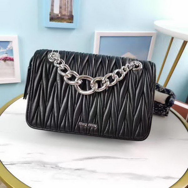 【原版皮】缪缪/Miu Miu 肩背包，采用小进口土耳其绵羊皮材质精心裁制而成，手感细腻柔软，内里三隔层，款号：5BD015