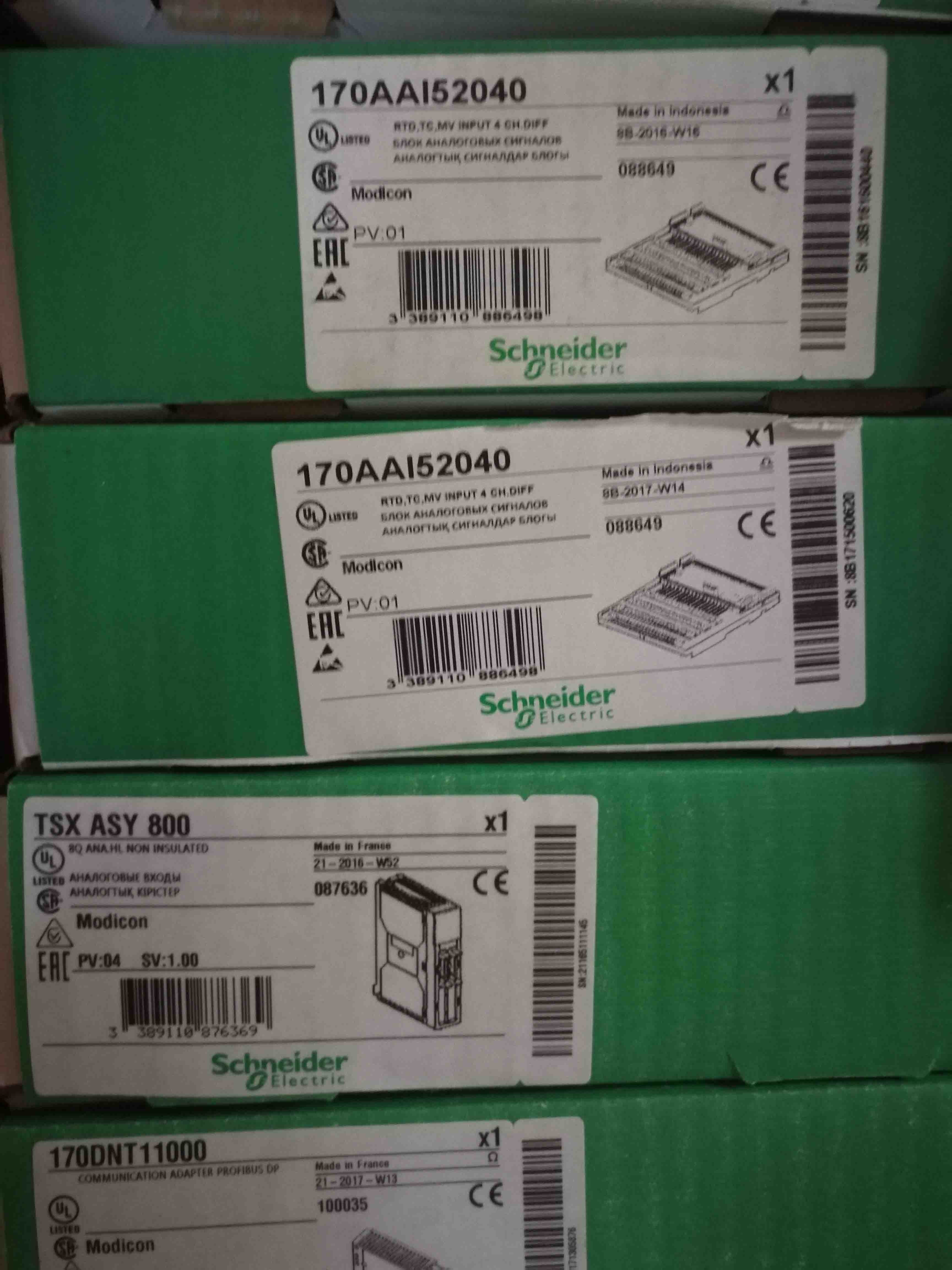 170AAI52040 Schneider Momentum Original Factory Sealed New