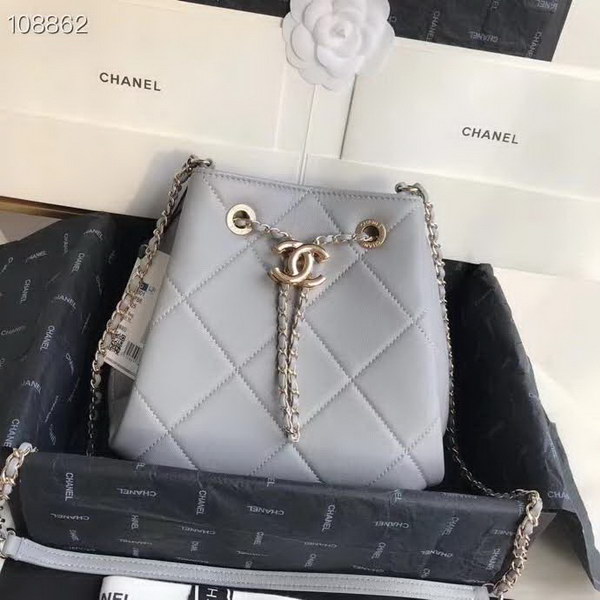 【原版皮】香奈儿/Chanel Mini小水桶包，上身简直‬太‬可爱了，这次的Hobo小水桶，长‪度刚‪好到⁢腰⁡部，相比之前的小水桶，这次最新款的水桶空格做得更加饱满，款号：AS1801