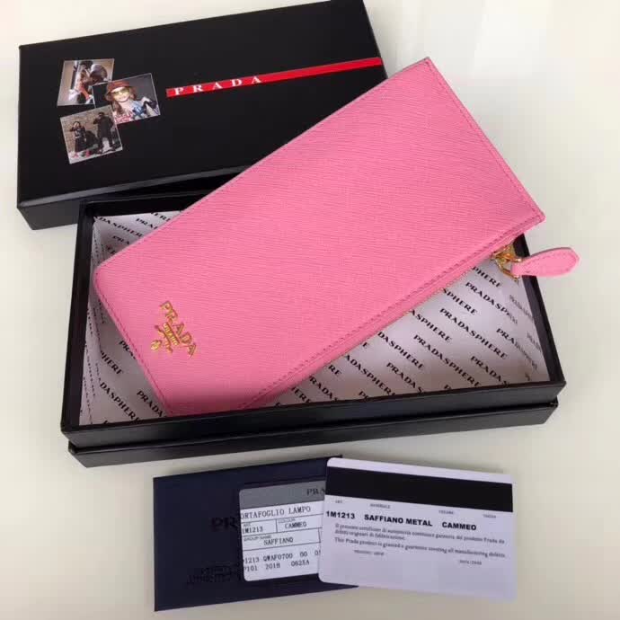 【原版皮】普拉达/Prada 卡包，男女通用款，选用十字纹牛皮裁制而成，点缀金色散字唛徽标，超大容量