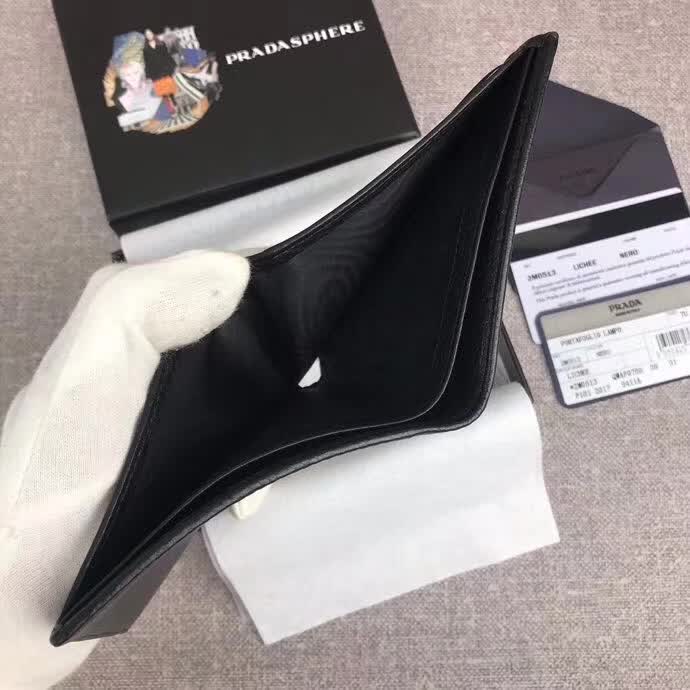 【原版皮】普拉达/Prada 短款钱夹，选用摔纹小牛皮裁制而成，边角热压印字母标识，经典之作，简单时尚，款号：2M0513