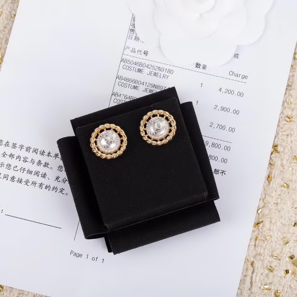 20秋季最新专柜款-Chanel麻花珍珠耳钉，非常受欢迎又百搭的一款！手工镶嵌施华洛水钻，气质优雅选它准没错