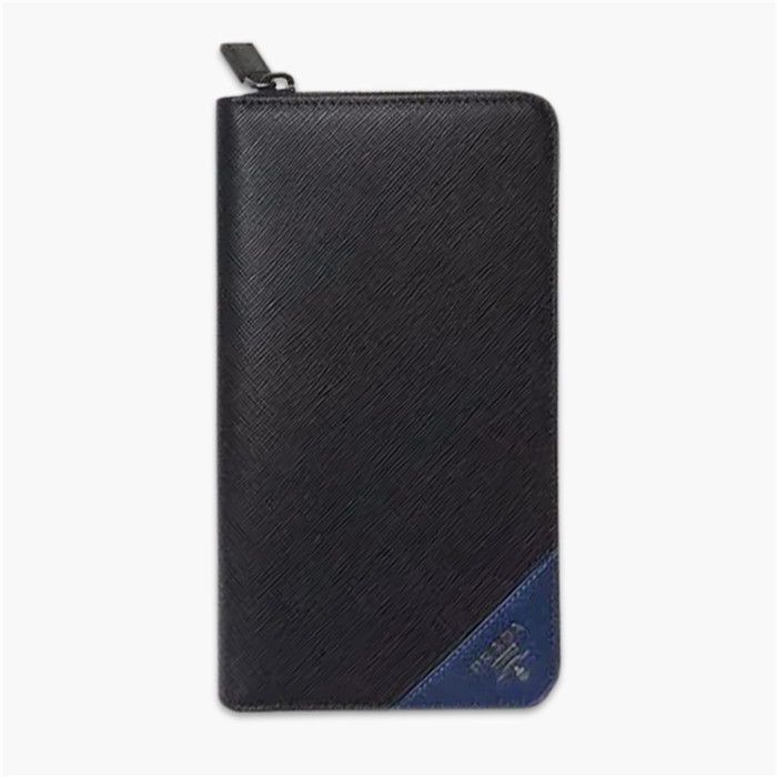 【原版皮】普拉达/Prada 拉链钱夹，选用十字纹小牛皮裁制而成，边角点缀三角散字徽标，经典之作，简单时尚，款号：2ML188