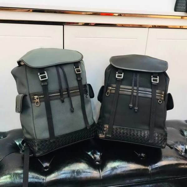 【原版皮】宝缇嘉/BV 男士双肩背包，采用高光胎牛皮搭配防水牛津布，贴袋上编饰标志性的编织图案，设计旨在成就每日佩戴的必备单品，造型质地轻盈，空间充裕，款号：80187308