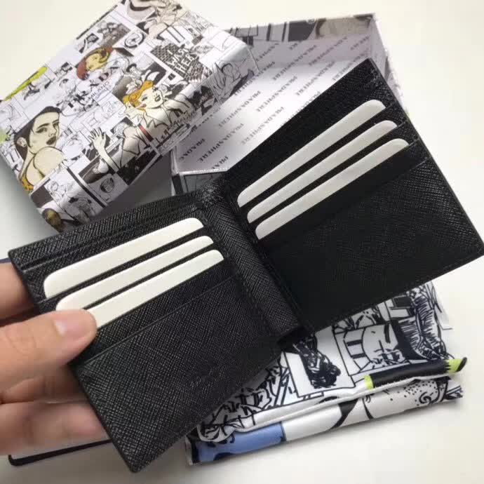 【原版皮】普拉达/Prada 短款钱夹，选用十字纹小牛皮镶嵌彩带鳄鱼纹裁制而成，经典之作，简单时尚，款号：2M0513