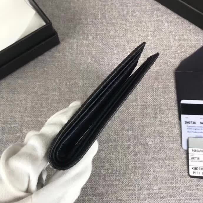 【原版皮】普拉达/Prada 短款钱夹，选用十字纹小牛皮裁制而成，边角点缀字母徽标，经典之作，简单时尚，款号：2M0738