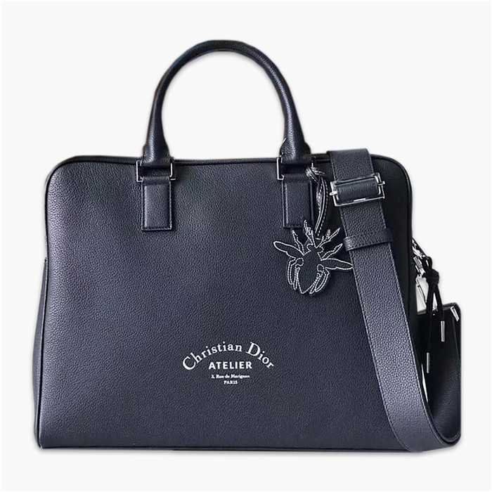 【原版皮】迪奥/Dior 男士公文包，选用粒面纹小牛皮裁制而成，采用传统工艺，是现代男士携带各类日常数据与文件的尚佳选择