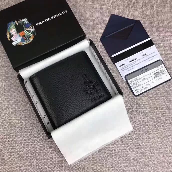 【原版皮】普拉达/Prada 短款钱夹，选用十字纹小牛皮裁制而成，饰以同色系小公仔，经典之作，简单时尚，款号：2M0513