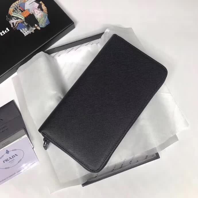 【原版皮】普拉达/Prada 拉链钱夹，选用十字纹小牛皮裁制而成，边角点缀三角散字徽标，经典之作，简单时尚，款号：2ML188