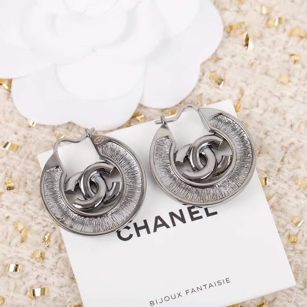 20秋季最新专柜款-Chanel圆形珍珠耳环，细节满满的一款，以及背面五金的细腻，完美