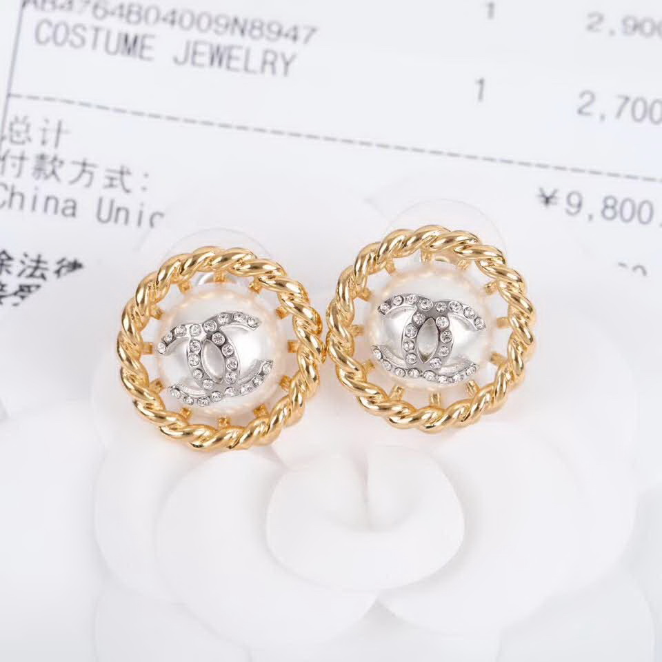 20秋季最新专柜款-Chanel麻花珍珠耳钉，非常受欢迎又百搭的一款！手工镶嵌施华洛水钻，气质优雅选它准没错