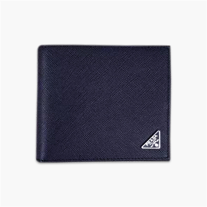 【原版皮】普拉达/Prada 短款钱夹，选用十字纹小牛皮裁制而成，边角点缀三角唛，经典之作，简单时尚，款号：2M0513