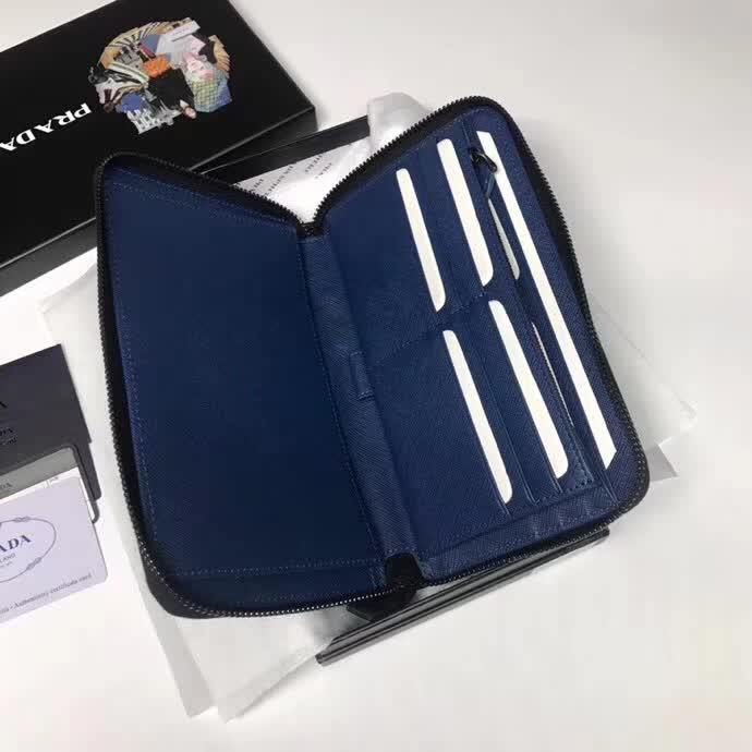【原版皮】普拉达/Prada 拉链钱夹，选用十字纹小牛皮裁制而成，边角点缀三角散字徽标，经典之作，简单时尚，款号：2ML188