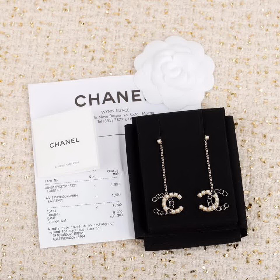 20秋季最新专柜款-Chanel经典款珍珠耳钉，细节满满的一款，以及背面五金的细腻，完美