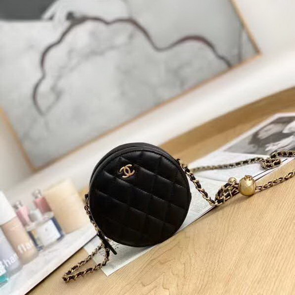 【原版皮】香奈儿/Chanel 金球系列小圆饼包，采用小羊皮精心裁制而成，柔软细腻搭配这季最火爆的链条，神奇的小金球能控制肩带长短，平时出门带的口红车钥匙纸巾都能放，款号：AS0366