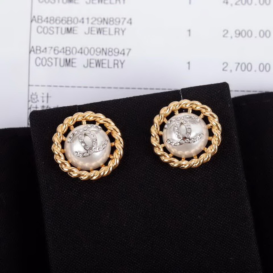 20秋季最新专柜款-Chanel麻花珍珠耳钉，非常受欢迎又百搭的一款！手工镶嵌施华洛水钻，气质优雅选它准没错