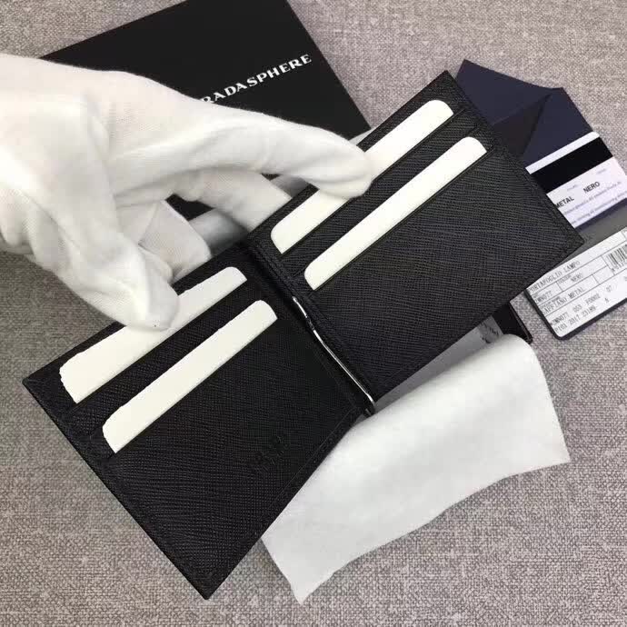 【原版皮】普拉达/Prada 金属钱夹，选用十字纹小牛皮裁制而成，边角饰三角珐琅涂层徽标，款号：2MN077