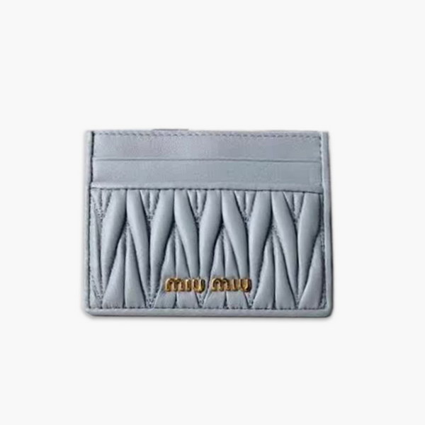 【原版皮】缪缪/Miu Miu 卡夹，采用小羊皮材质精心裁制而成，Matelasse花纹图案，内里标识烫字，Moire和皮革衬里，款号：5MC076