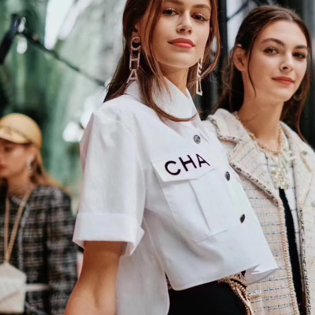 20秋季最新专柜款-Chanel热度不减的满钻字母耳环！上耳实在是太太太好看了，整个秀场属它最最最吸精了，实物到手你们感受一下施华洛Bling Bling的完美程度