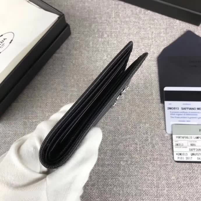 【原版皮】普拉达/Prada 短款钱夹，选用十字纹小牛皮裁制而成，边角点缀小公仔标识，经典之作，简单时尚，款号：2M0513