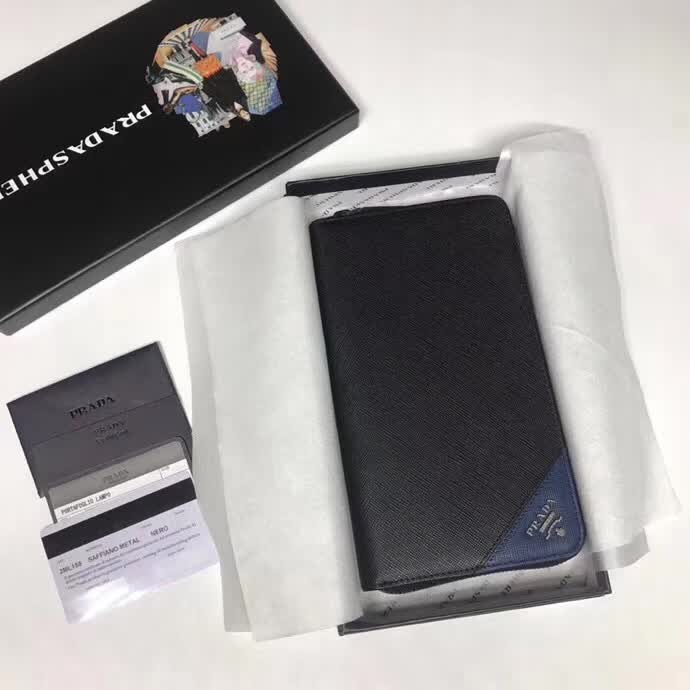 【原版皮】普拉达/Prada 拉链钱夹，选用十字纹小牛皮裁制而成，边角点缀三角散字徽标，经典之作，简单时尚，款号：2ML188