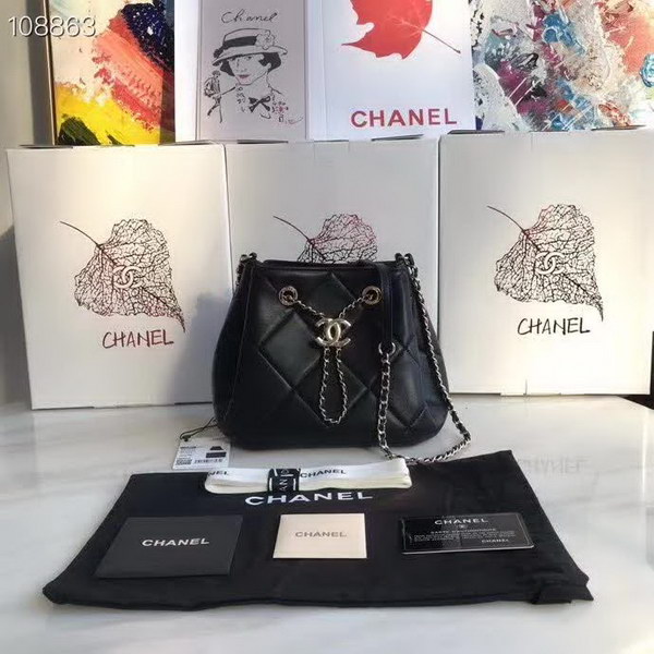 【原版皮】香奈儿/Chanel Mini小水桶包，上身简直‬太‬可爱了，这次的Hobo小水桶，长‪度刚‪好到⁢腰⁡部，相比之前的小水桶，这次最新款的水桶空格做得更加饱满，款号：AS1801