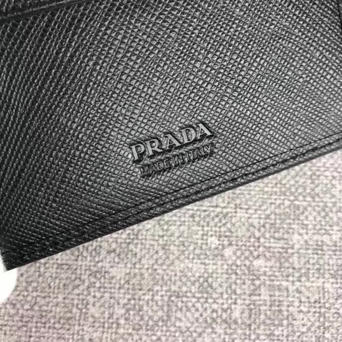 【原版皮】普拉达/Prada 短款钱夹，选用十字纹小牛皮裁制而成，边角点缀散字唛标识，经典之作，简单时尚，款号：2M0513