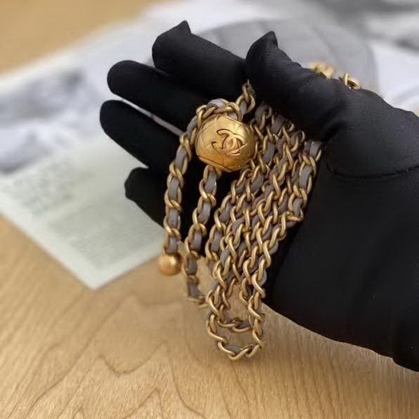 【原版皮】香奈儿/Chanel 金球系列小圆饼包，采用小羊皮精心裁制而成，柔软细腻搭配这季最火爆的链条，神奇的小金球能控制肩带长短，平时出门带的口红车钥匙纸巾都能放，款号：AS0366