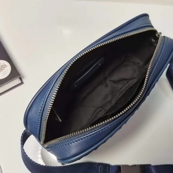 【原版皮】宝缇嘉/BV 男士胸包，腰包，采用蜡胎牛皮精心裁制而成，手工编织，造型贴合身形，空间充裕，非常实用，款号：80182618