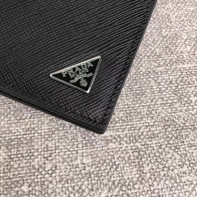 【原版皮】普拉达/Prada 短款钱夹，选用十字纹小牛皮裁制而成，边角点缀三角唛，经典之作，简单时尚，款号：2M0513