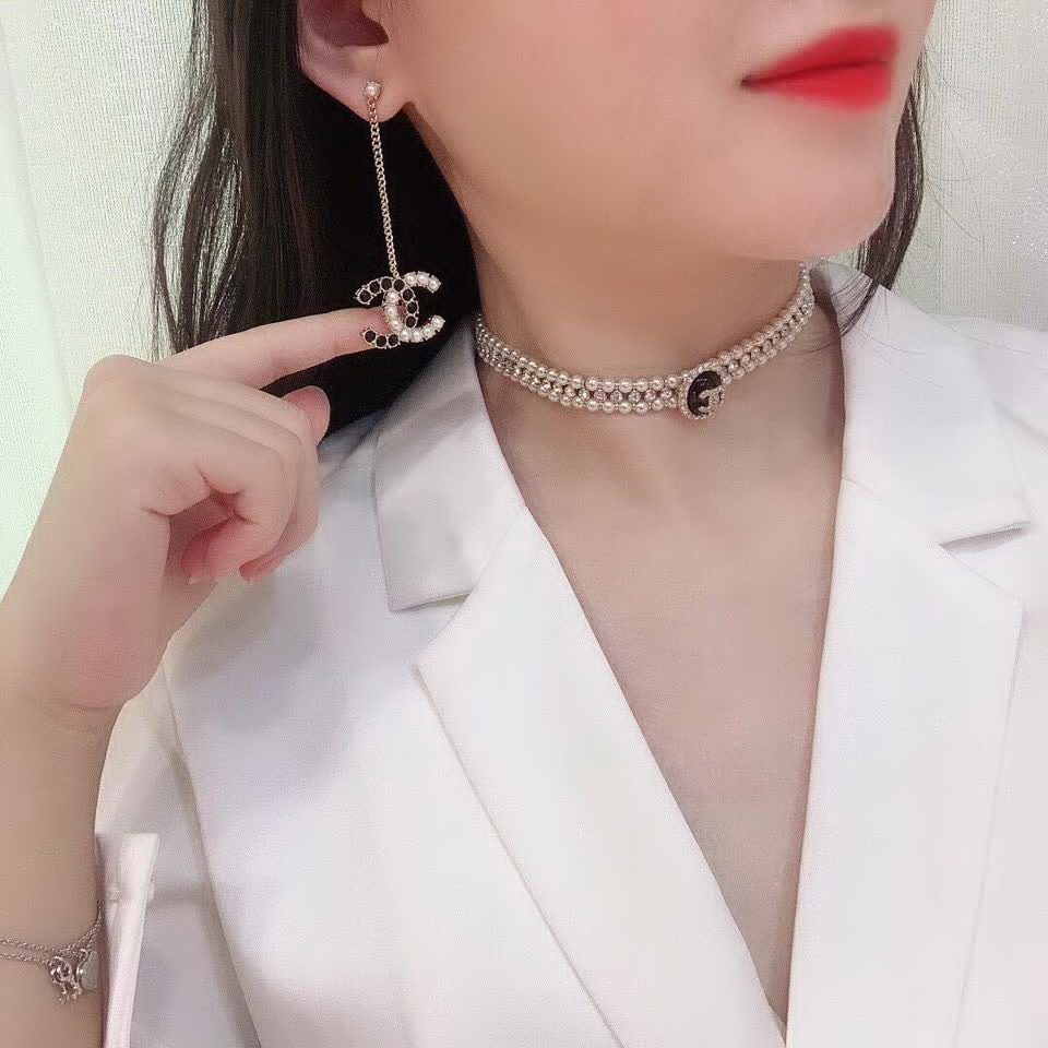 20秋季最新专柜款-Chanel经典款珍珠耳钉，细节满满的一款，以及背面五金的细腻，完美