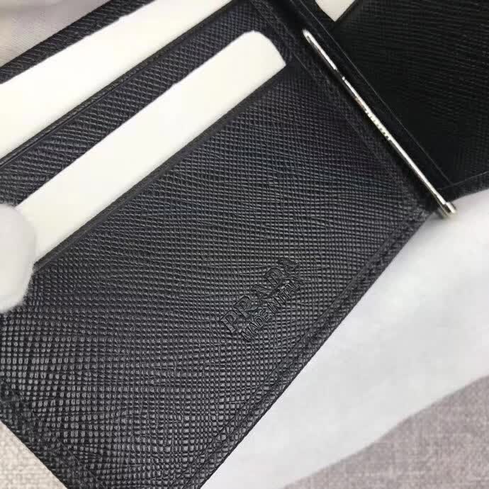 【原版皮】普拉达/Prada 金属钱夹，选用十字纹小牛皮裁制而成，边角饰三角珐琅涂层徽标，款号：2MN077