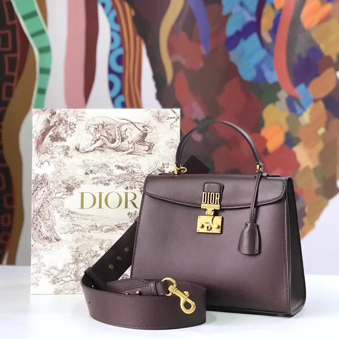 【原版皮】迪奥/Dior 手提包，选用平纹小牛皮裁制而成，饰以品牌标识字母锁扣，低调奢华，简约时尚