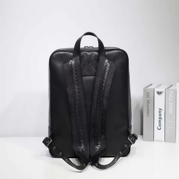 【原版皮】宝缇嘉/BV 男士双肩包，融合VN Eyelets工艺新颖呈现，光滑打蜡小牛皮基底上，大号金属孔眼条纹和intrecciato编织图案交织呈现，相映成趣，款号：80186608A