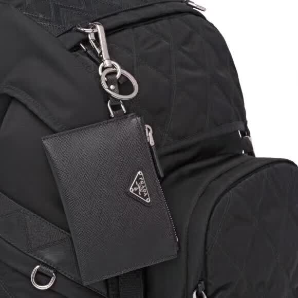 【原版皮】普拉达/Prada 钥匙包，车钥匙包，选用十字纹小牛皮裁制而成，男女通用款，最主要是可以挂在背包上，时尚前卫，款号：1TT080