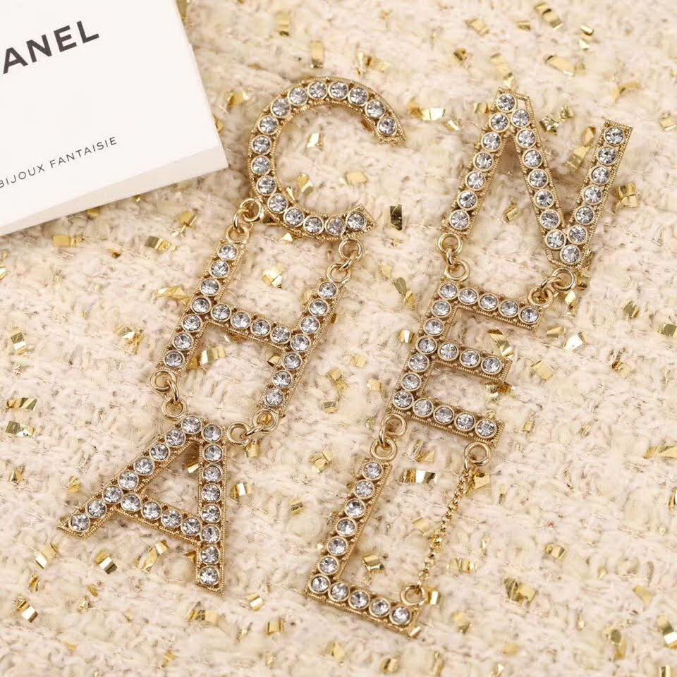 20秋季最新专柜款-Chanel热度不减的满钻字母耳环！上耳实在是太太太好看了，整个秀场属它最最最吸精了，实物到手你们感受一下施华洛Bling Bling的完美程度