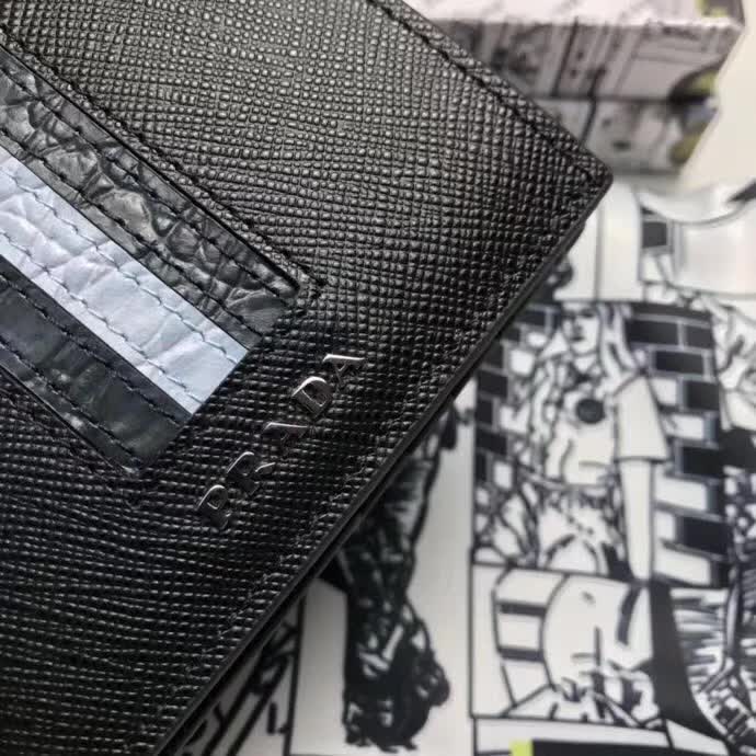 【原版皮】普拉达/Prada 短款钱夹，选用十字纹小牛皮镶嵌彩带鳄鱼纹裁制而成，经典之作，简单时尚，款号：2M0513