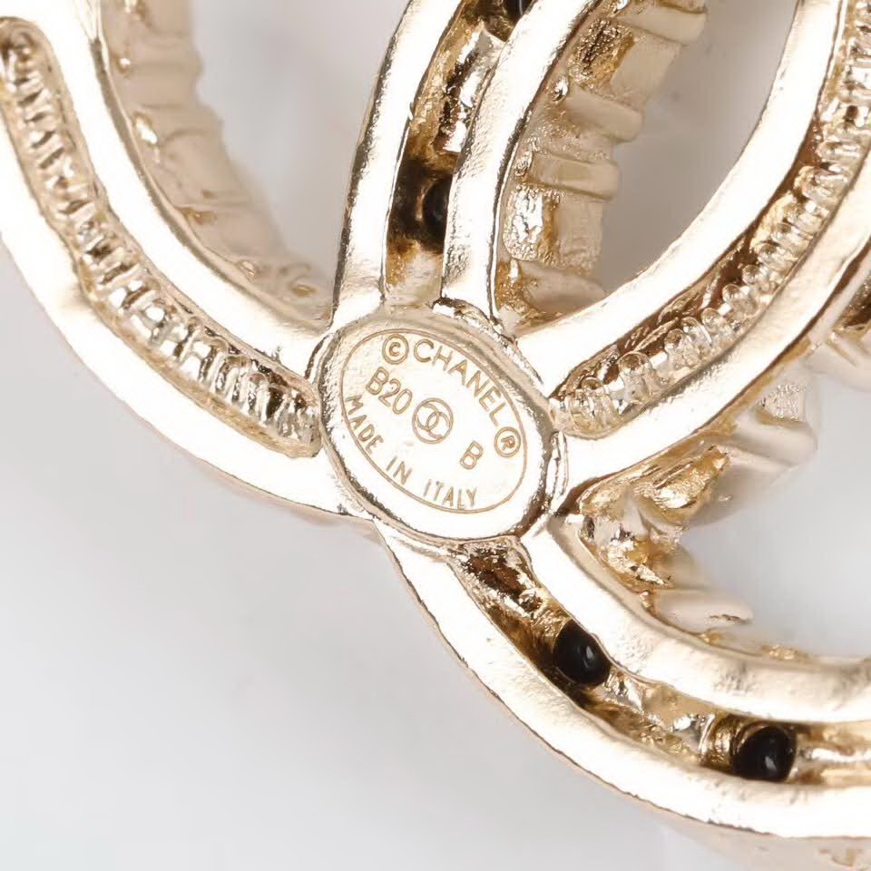 20秋季最新专柜款-Chanel经典款珍珠耳钉，细节满满的一款，以及背面五金的细腻，完美